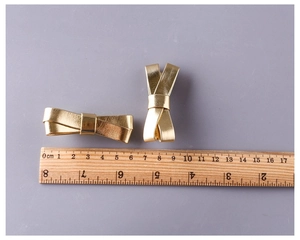 Detailweergave van 5,5 cm gouden PU-leren haarstrikjes met maataanduiding op foto
