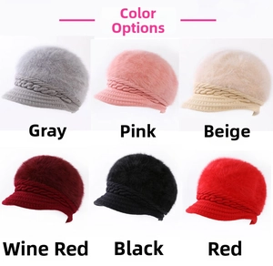 Dettaglio dei cappelli invernali con visiera in grigio, rosa, beige, bordeaux, nero e rosso