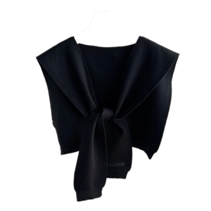 Châle noir en tricot chic pour femmes avec design noué et texture délicate
