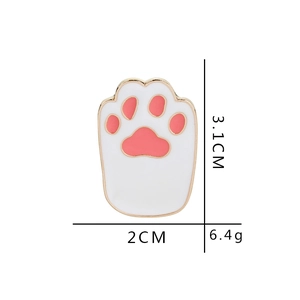 Detailed view of cat paw enamel pin with dimensions 3.1cm by 2cm and weight 6.4g