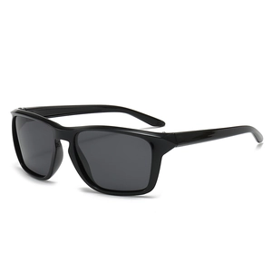 Lunettes de soleil de sport polarisées classiques avec monture carrée noire et verres gris