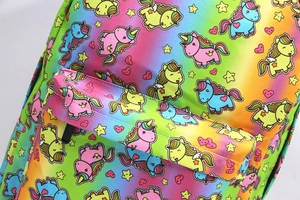 Dettaglio dei motivi a unicorno e trama arcobaleno su uno zaino scolastico durevole