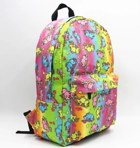 Dettaglio dello zaino unicorno arcobaleno con tasche multiple e vista laterale