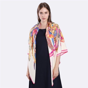 Élégant foulard en satin de soie 130cm avec imprimés plumes et couronnes sur fond crème