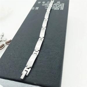 Bracciale energetico in acciaio inossidabile argento su scatola con maglie rettangolari opache