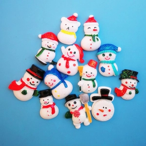Vue à plat de 12 breloques bonhomme de neige en résine pour décorations de Noël DIY