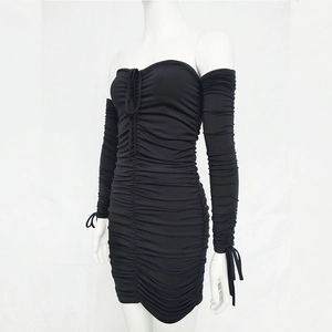Détail de robe mini noire à épaules dénudées en tissu plissé avec manches à lacets