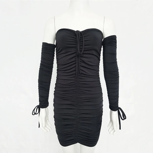 Vue détaillée d'une mini-robe plissée noire sans bretelles avec manches longues amovibles