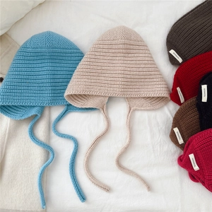 Bonnet en laine tricoté avec protège-oreilles et liens à nouer en plusieurs couleurs