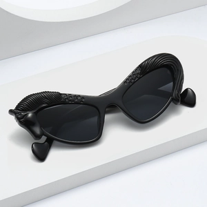 Unique Pegasus Horse Frame Sunglasses UV400 Protection Avant-Garde Y2K Cat Eye Eyewear For Women Party Streetwear