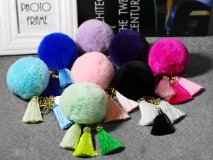 Kleurrijke pom-pom sleutelhangers van rex konijnenbont met levendige kwastjes