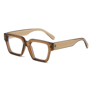 Occhiali quadrati traslucidi marrone tè vintage con rivetti in metallo e luce blu bloccante