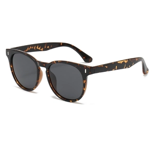 Retro tortoise shell polarized sunglasses with oval frames and silver rivet details