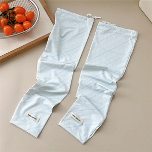 Détail de manchons de protection solaire bleu clair avec cordon et étiquette