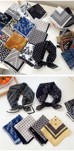 Gros plan de divers foulards en soie à motifs de pois et de fleurs élégantes
