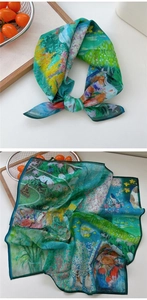 Gros plan d'un foulard en soie au motif floral impressionniste avec jardin et papillons