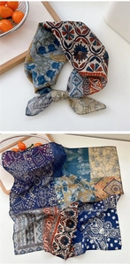 Détail d'un foulard en soie vintage bohème avec motifs cachemire et fleurs ethniques