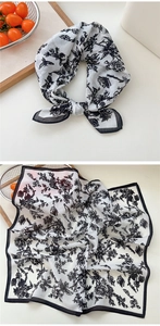 Détails du motif d'un foulard carré en soie avec fleurs vintage et oiseaux noirs