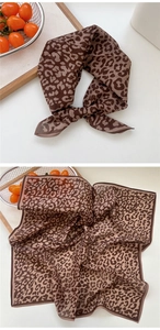 Détail d'un foulard en soie à imprimé léopard montrant la texture douce du mousseline