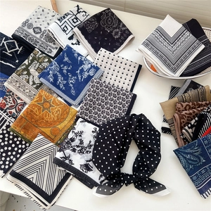 Variété de carrés de soie de 53 cm aux motifs assortis sur fond blanc épuré