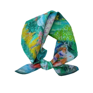 Carré de soie de 53 cm avec imprimé floral impressionniste vibrant sur fond blanc pur