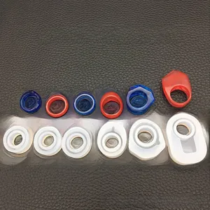 Dettaglio di 6 stampi in silicone per creare anelli e ciondoli geometrici in resina fai-da-te