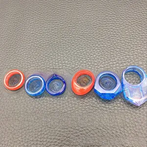 Vari stampi per anelli in silicone sfaccettati con finitura in resina lucida