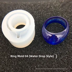 Dettaglio dello stampo in silicone per anelli con modello a goccia in resina