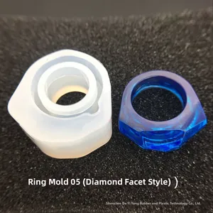 Dettaglio macro dello stampo in silicone per anello diamante e anello in resina blu