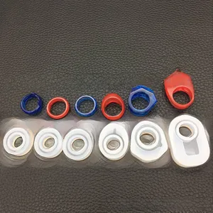 Dettaglio macro di stampi per anelli in silicone per resina fai-da-te con anelli sfaccettati