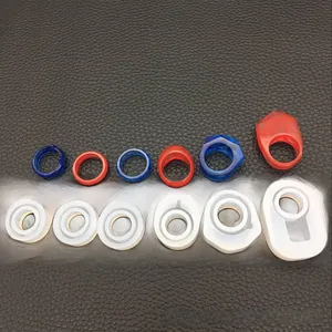Dettaglio di sei stampi in silicone per anelli fai-da-te e gioielli in resina su pelle nera