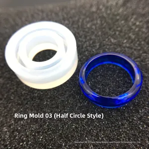 Dettaglio dello stampo in silicone a semicerchio e anello in resina blu trasparente