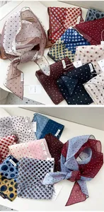 Détail de foulards légers à pois avec bords roulés et texture transparente en mousseline