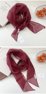 Détail d'un foulard en soie bordeaux à pois avec des extrémités biseautées élégantes