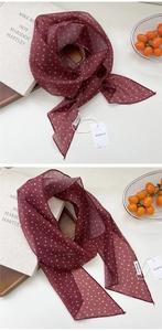 Détail de l'écharpe en mousseline bordeaux à pois blancs avec des bords roulés