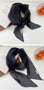 Vue détaillée d'une écharpe légère à pois noirs avec texture transparente et étiquette