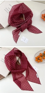 Détail du foulard bordeaux à pois avec coutures soignées et étiquette de marque visible