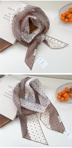 Vue détaillée d'une écharpe fine à pois légère avec étiquette de marque et coutures nettes