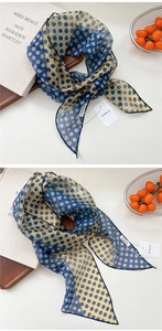 Détail d'un foulard en soie vintage à pois avec coutures fines et étiquette de marque