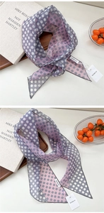 Gros plan sur l'écharpe légère en mousseline à pois avec design réversible rose et gris