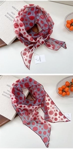 Détail d'une écharpe en mousseline à pois rouges montrant la texture fine et la couture