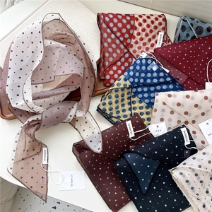 Foulard en soie légère à pois pour femmes présenté en plusieurs couleurs sur fond blanc