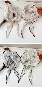 Piccoli foulard in cotone e lino con stampa floreale in marrone, rosso, blu e verde