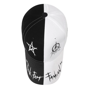 Berretto da baseball graffiti con design diviso nero e bianco e stampa a stelle casual