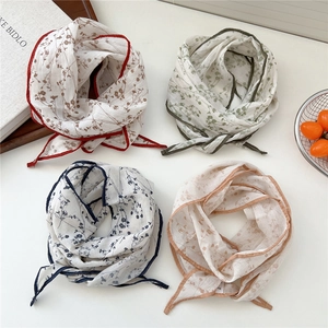 Set di quattro sciarpe leggere in cotone con motivi floreali e bordi colorati in vista piatta
