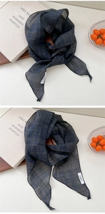 Détail de l'écharpe en lin à rayures bleues et grises montrant la texture naturelle du tissu