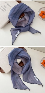 Vue détaillée de la texture fine du lin et des rayures élégantes sur cette écharpe gris violet