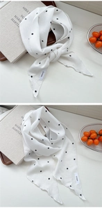 Détail de l'écharpe en lin à pois blancs avec coutures soignées et tissu respirant léger