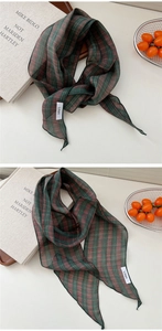 Détail macro du foulard en lin à carreaux rétro avec finition de bordure verte soignée
