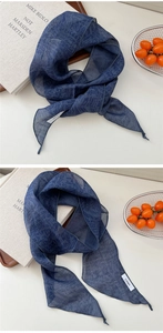 Détails de la texture rayée en mélange de lin et finitions soignées du foulard bleu